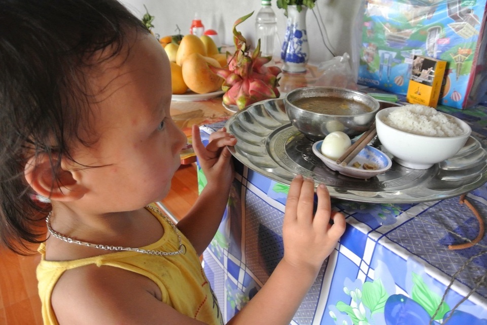 Đi xin sữa cho con, người chồng bị tai nạn tử vong, vợ và 3 con nhỏ bơ vơ - 2 Đi xin sữa cho con, người chồng bị tai nạn tử vong, vợ và 3 con nhỏ bơ vơ - 2