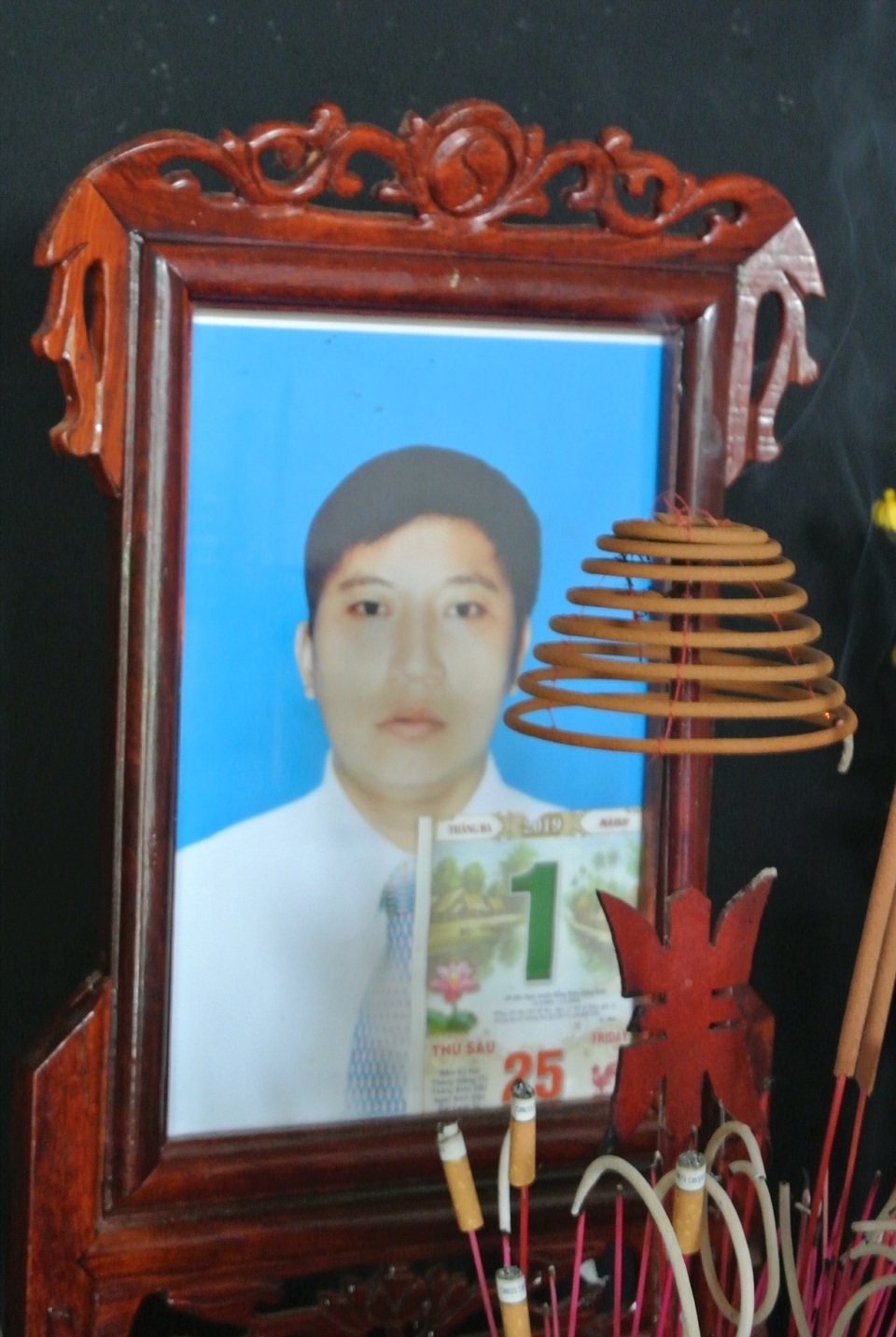 Đi xin sữa cho con, người chồng bị tai nạn tử vong, vợ và 3 con nhỏ bơ vơ - 4 Đi xin sữa cho con, người chồng bị tai nạn tử vong, vợ và 3 con nhỏ bơ vơ - 4