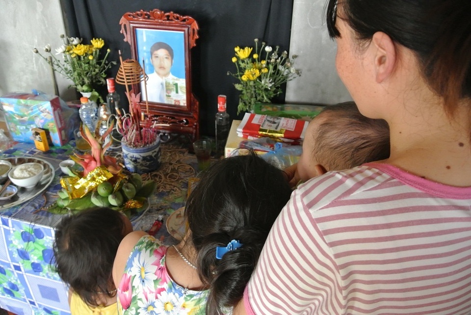 Đi xin sữa cho con, người chồng bị tai nạn tử vong, vợ và 3 con nhỏ bơ vơ - 3 Đi xin sữa cho con, người chồng bị tai nạn tử vong, vợ và 3 con nhỏ bơ vơ - 3