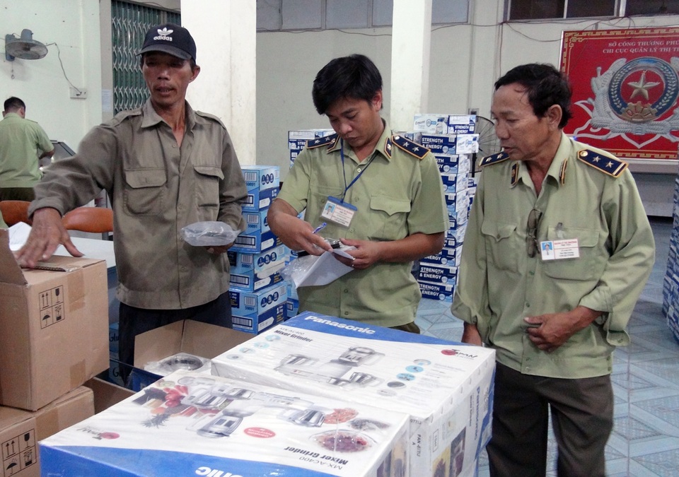 Phú Yên: Bắt giữ một lượng lớn hàng hóa không rõ nguồn gốc - 1 Phú Yên: Bắt giữ một lượng lớn hàng hóa không rõ nguồn gốc - 1