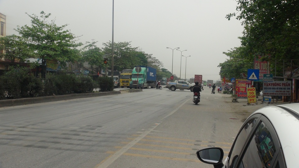 CSGT than thở hàng loạt biển báo, vạch sơn sai quy chuẩn - 2 CSGT than thở hàng loạt biển báo, vạch sơn sai quy chuẩn - 2
