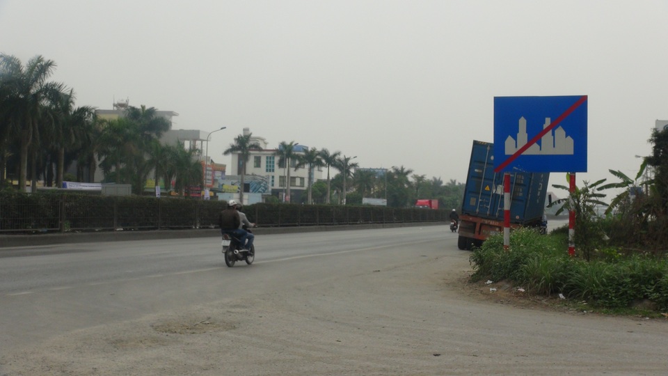 CSGT than thở hàng loạt biển báo, vạch sơn sai quy chuẩn - 6 CSGT than thở hàng loạt biển báo, vạch sơn sai quy chuẩn - 6