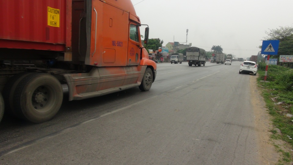 CSGT than thở hàng loạt biển báo, vạch sơn sai quy chuẩn - 7 CSGT than thở hàng loạt biển báo, vạch sơn sai quy chuẩn - 7