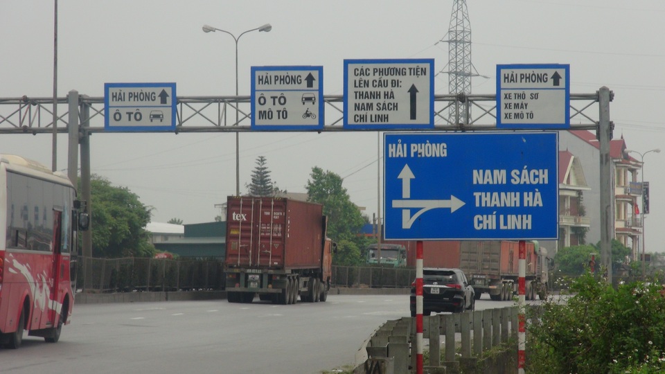 CSGT than thở hàng loạt biển báo, vạch sơn sai quy chuẩn - 12 CSGT than thở hàng loạt biển báo, vạch sơn sai quy chuẩn - 12
