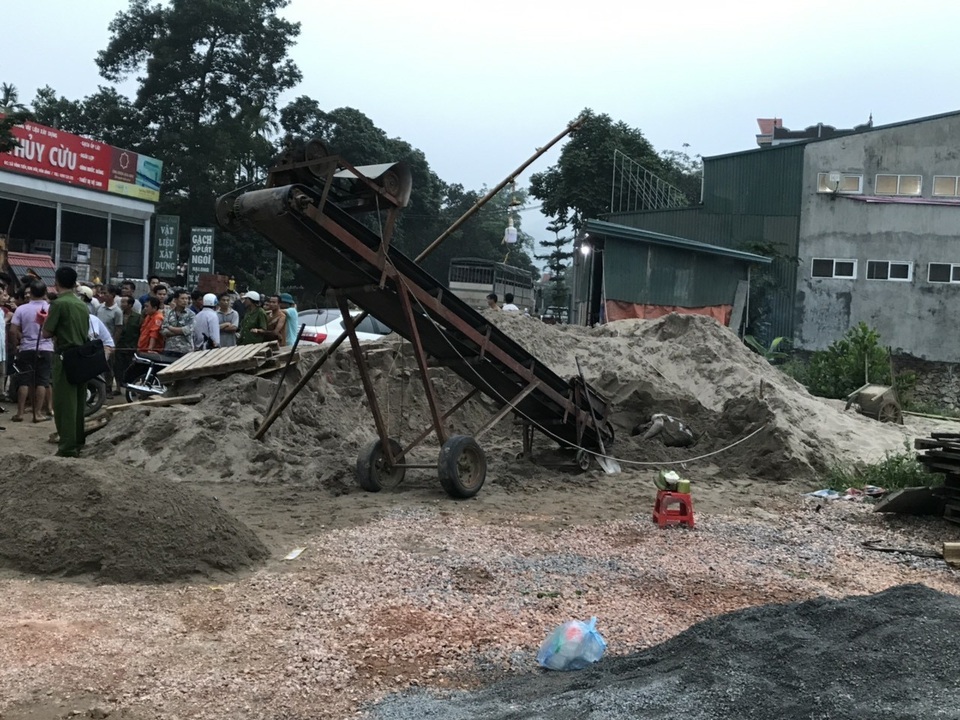 Kinh hãi phát hiện chân người thò ra trong đống cát - 2 Kinh hãi phát hiện chân người thò ra trong đống cát - 2