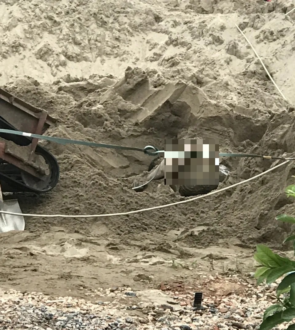 Kinh hãi phát hiện chân người thò ra trong đống cát - 1 Kinh hãi phát hiện chân người thò ra trong đống cát - 1