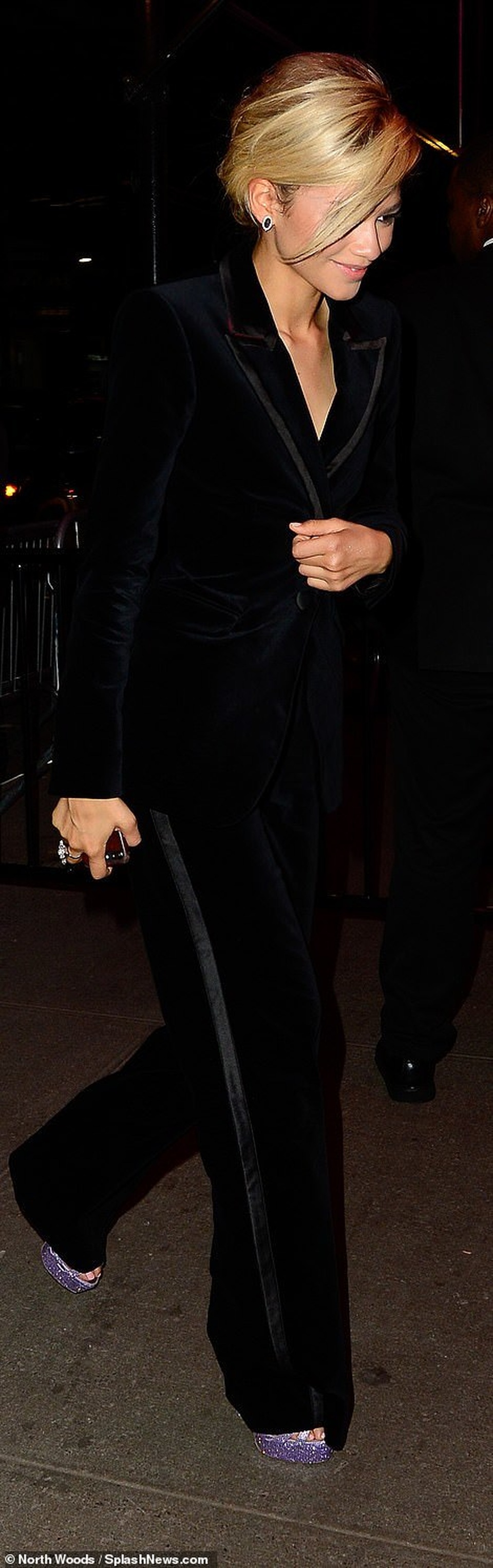 Choáng váng với váy bó nghẹt thở của Kim Kardashian - 32