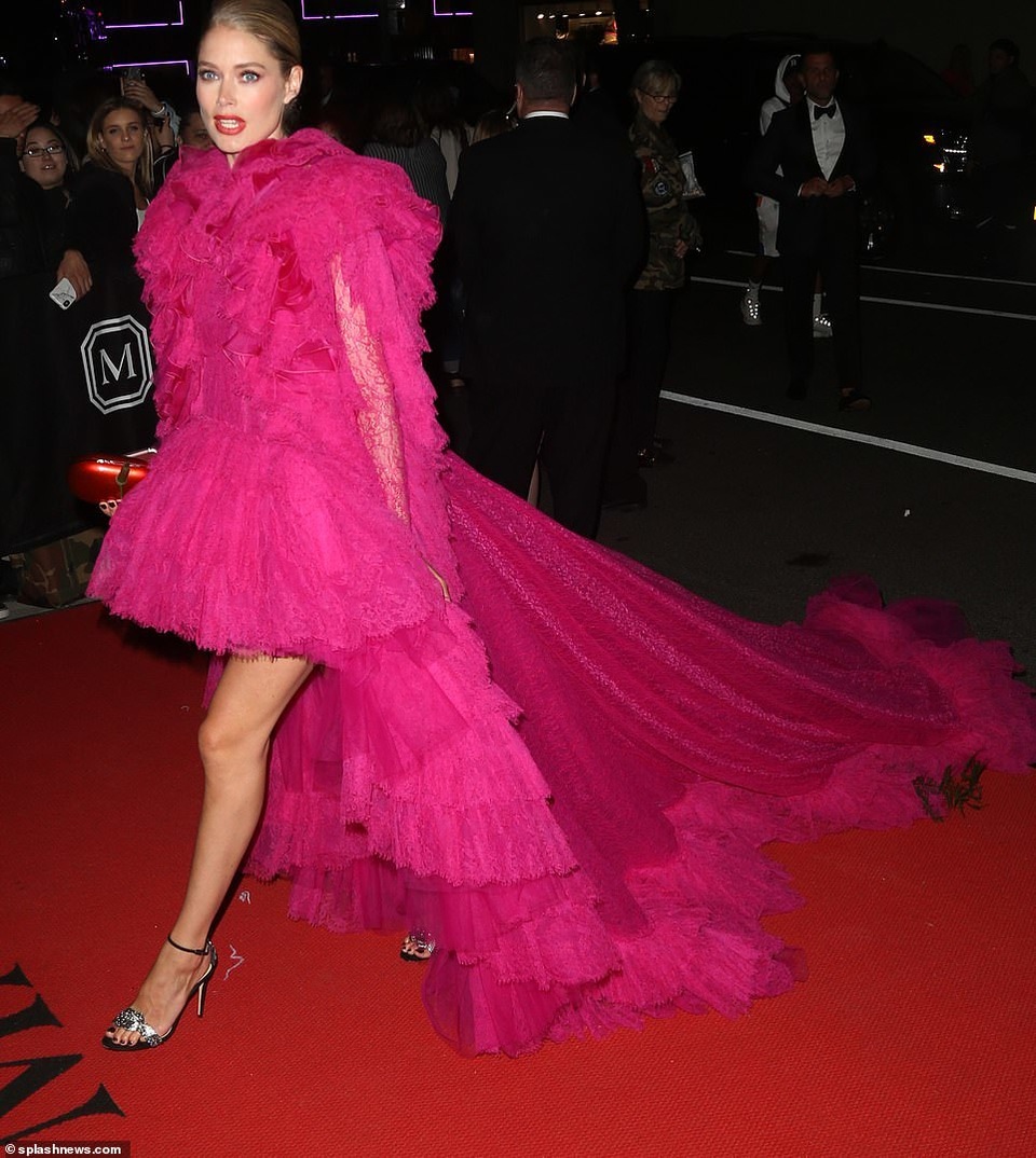 Choáng váng với váy bó nghẹt thở của Kim Kardashian - 34