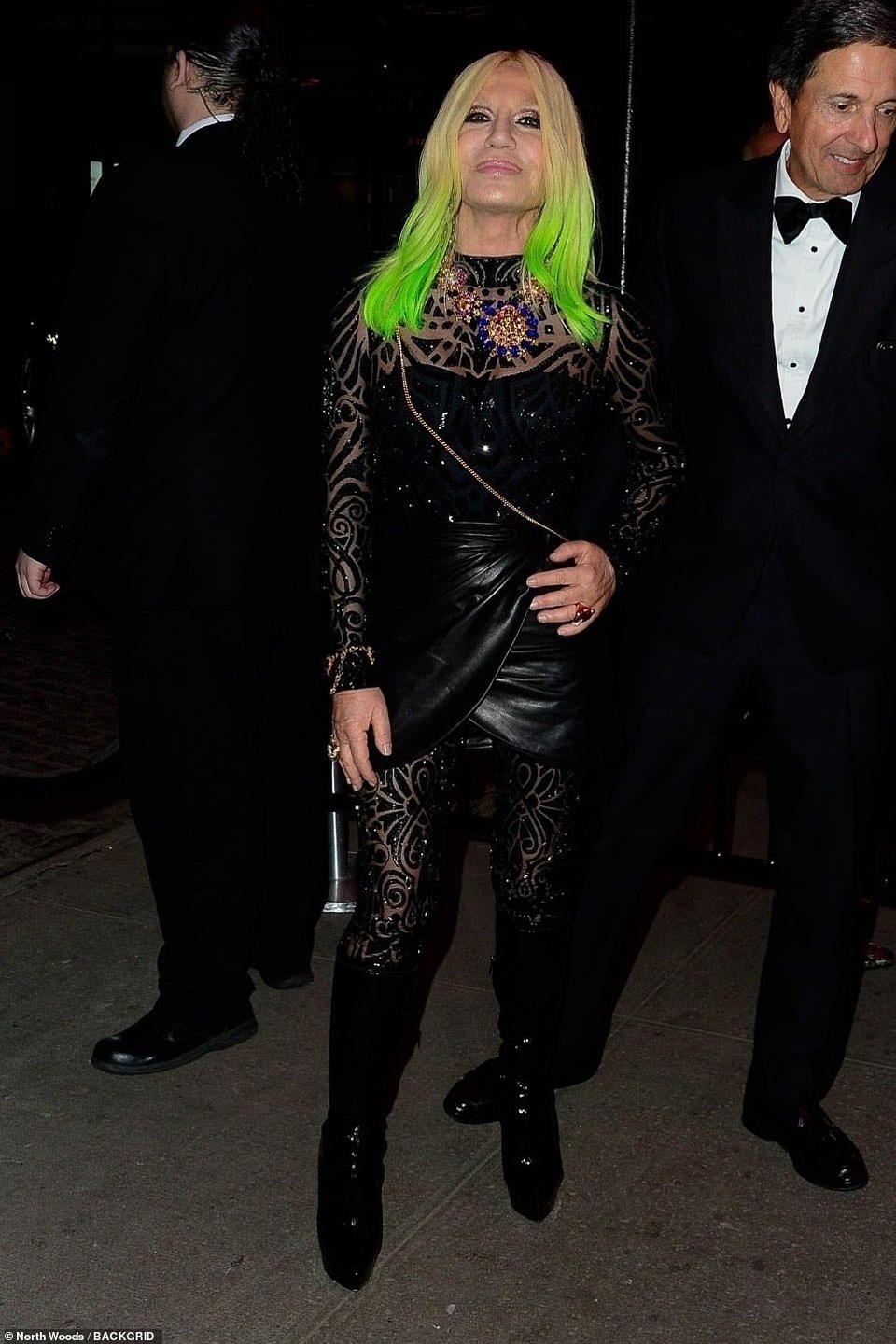 Choáng váng với váy bó nghẹt thở của Kim Kardashian - 41