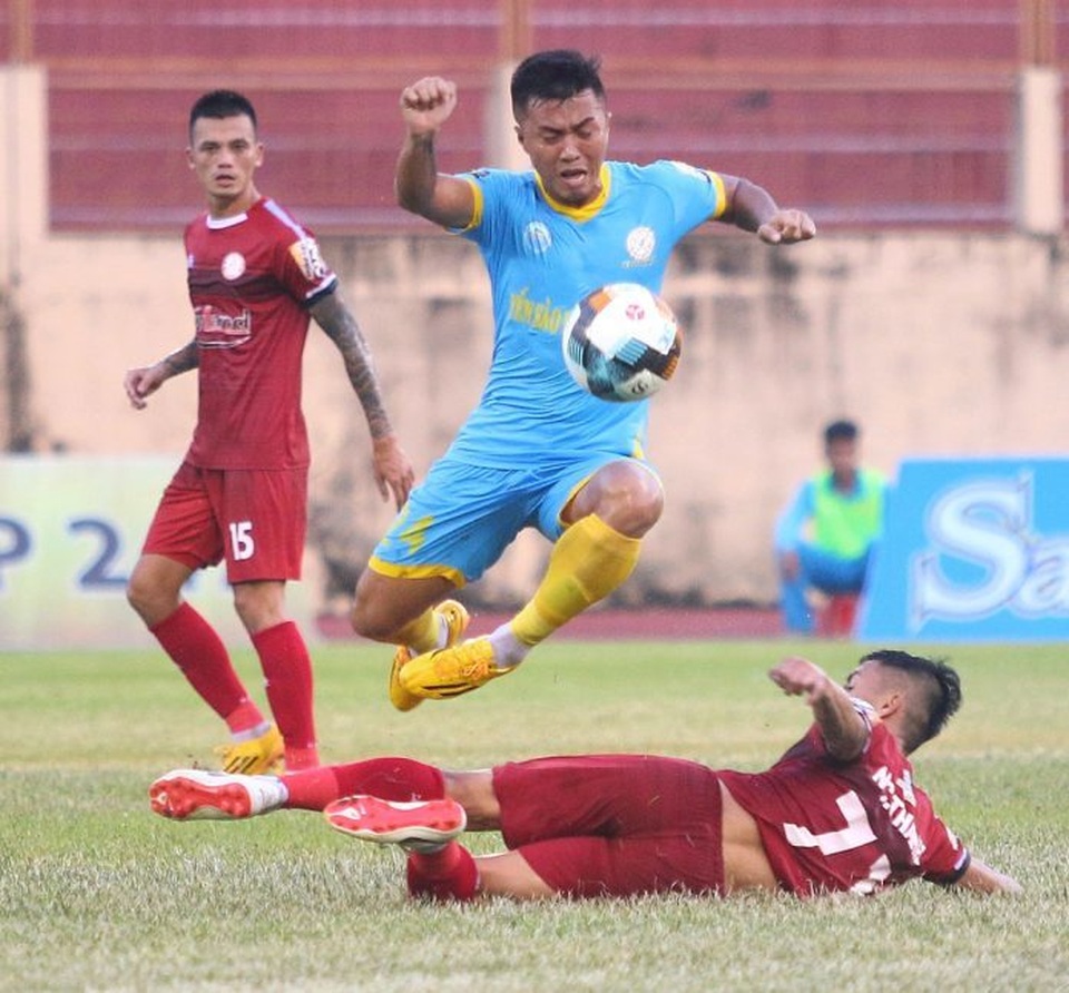 Vòng 8 V-League: Những đội bóng lớn tránh suất xuống hạng - 1 Vòng 8 V-League: Những đội bóng lớn tránh suất xuống hạng - 1
