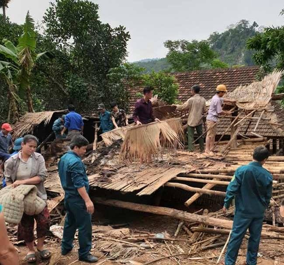 Hàng chục ngôi nhà đổ sập, hư hỏng nặng sau trận lốc xoáy - 1 Hàng chục ngôi nhà đổ sập, hư hỏng nặng sau trận lốc xoáy - 1