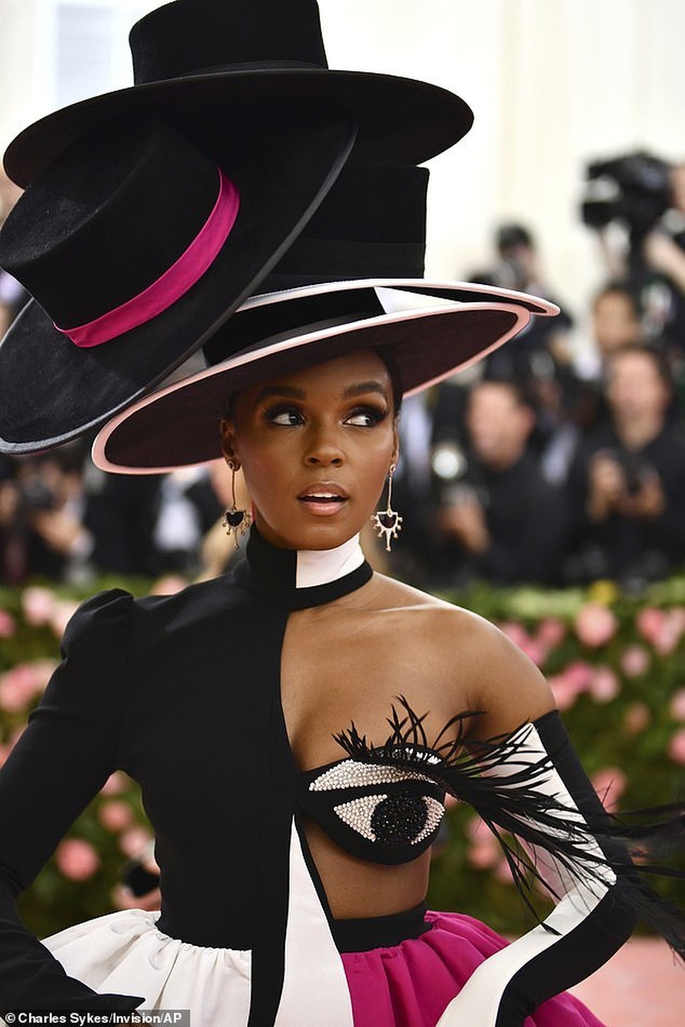 Janelle Monae đội bốn chiếc mũ dự Met gala - 6 Janelle Monae đội bốn chiếc mũ dự Met gala - 6