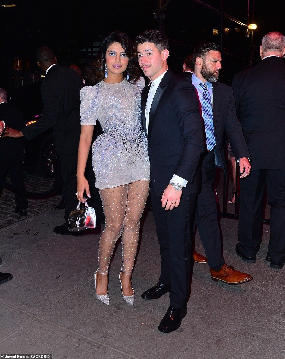 Priyanka Chopra vui vẻ dự tiệc cùng chồng kém 10 tuổi - 1 Priyanka Chopra vui vẻ dự tiệc cùng chồng kém 10 tuổi - 1