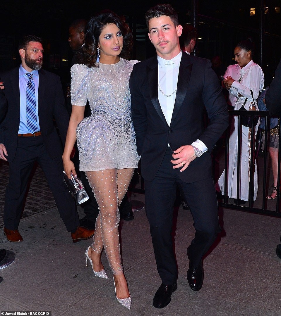 Priyanka Chopra vui vẻ dự tiệc cùng chồng kém 10 tuổi - 2 Priyanka Chopra vui vẻ dự tiệc cùng chồng kém 10 tuổi - 2