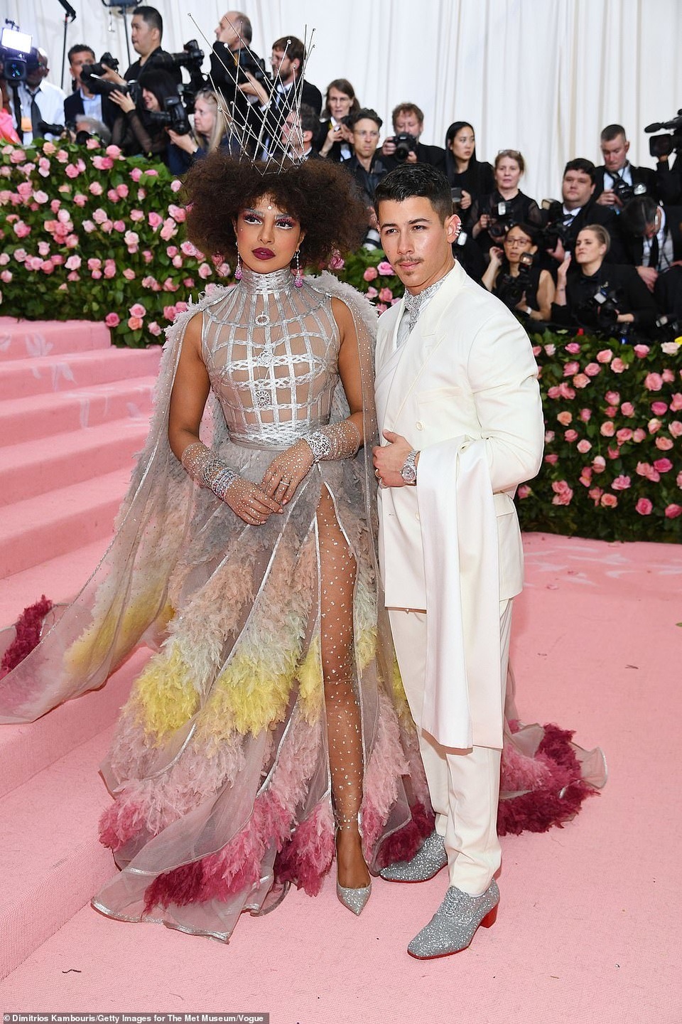 Priyanka Chopra vui vẻ dự tiệc cùng chồng kém 10 tuổi - 3 Priyanka Chopra vui vẻ dự tiệc cùng chồng kém 10 tuổi - 3