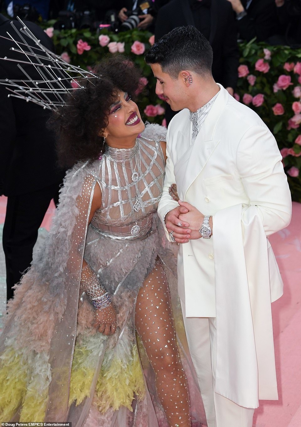 Priyanka Chopra vui vẻ dự tiệc cùng chồng kém 10 tuổi - 5 Priyanka Chopra vui vẻ dự tiệc cùng chồng kém 10 tuổi - 5
