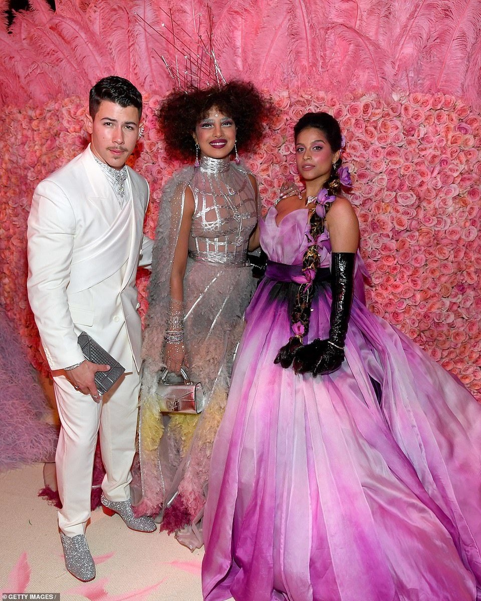 Priyanka Chopra vui vẻ dự tiệc cùng chồng kém 10 tuổi - 4 Priyanka Chopra vui vẻ dự tiệc cùng chồng kém 10 tuổi - 4
