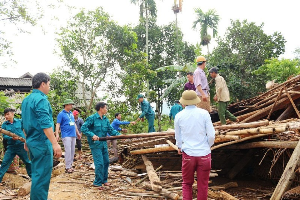 Hàng chục ngôi nhà đổ sập, hư hỏng nặng sau trận lốc xoáy - 2 Hàng chục ngôi nhà đổ sập, hư hỏng nặng sau trận lốc xoáy - 2