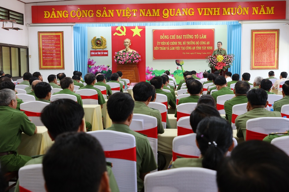 Bộ trưởng Bộ Công an: Tây Ninh cần tập trung đấu tranh với buôn lậu, ma túy - 2 Bộ trưởng Bộ Công an: Tây Ninh cần tập trung đấu tranh với buôn lậu, ma túy - 2
