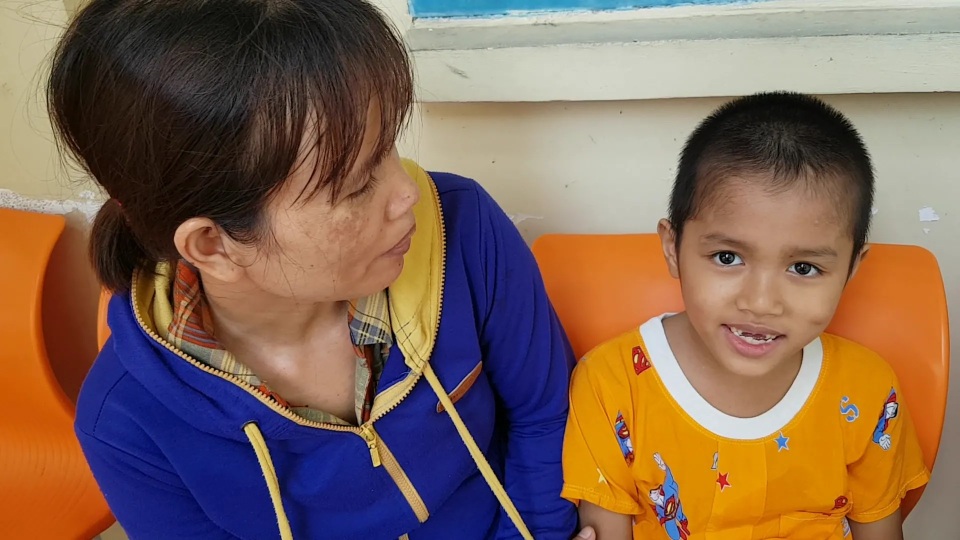 Bé trai có nguy cơ bại liệt đang dần hồi phục được bạn đọc Dân trí giúp đỡ gần 40 triệu đồng - 2 Bé trai có nguy cơ bại liệt đang dần hồi phục được bạn đọc Dân trí giúp đỡ gần 40 triệu đồng - 2