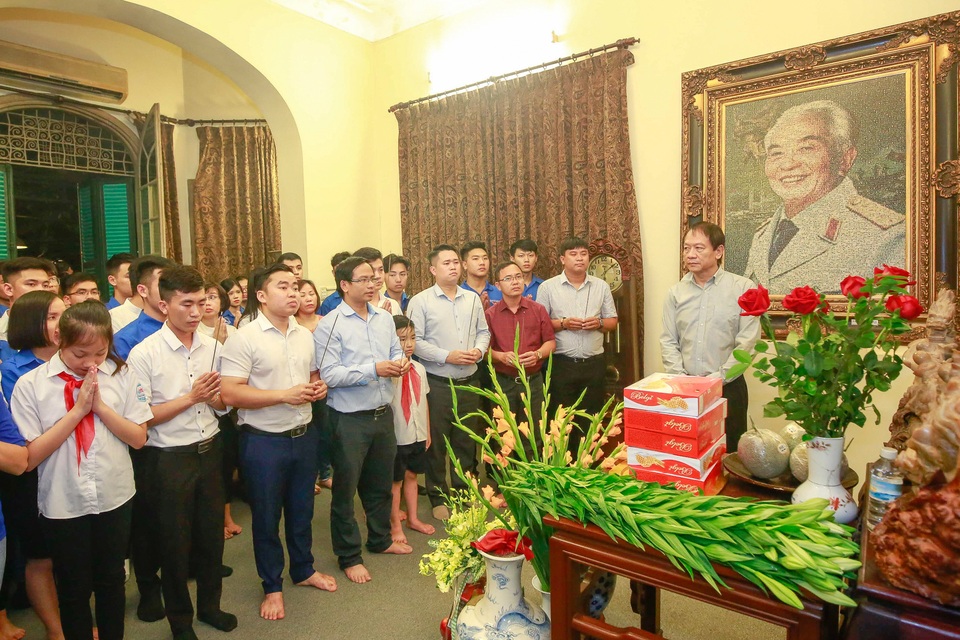 Các bạn trẻ thắp nến tri ân Đại tướng Võ Nguyên Giáp - 8 Các bạn trẻ thắp nến tri ân Đại tướng Võ Nguyên Giáp - 8