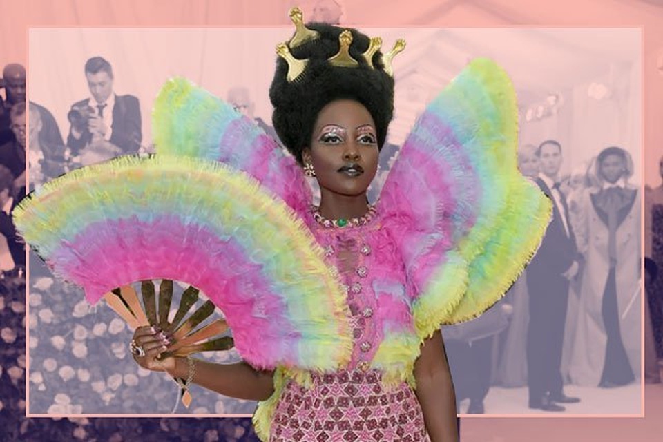 Những món phụ kiện điên rồ trên thảm đỏ Met gala - 2 Những món phụ kiện điên rồ trên thảm đỏ Met gala - 2