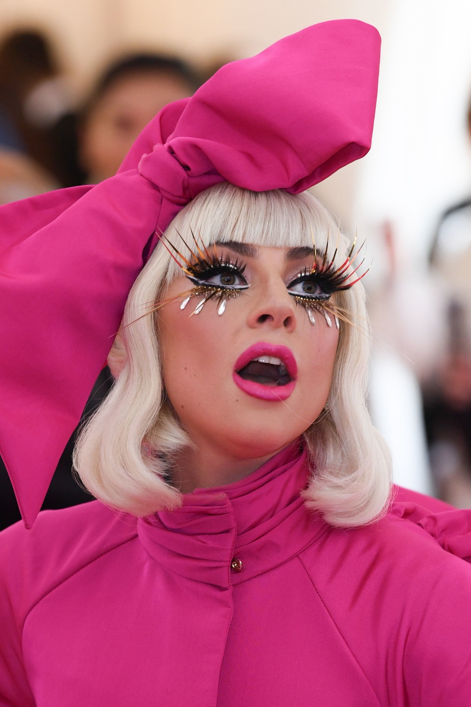 Những kiểu tóc và trang điểm ấn tượng tại Met gala - 25 Những kiểu tóc và trang điểm ấn tượng tại Met gala - 25