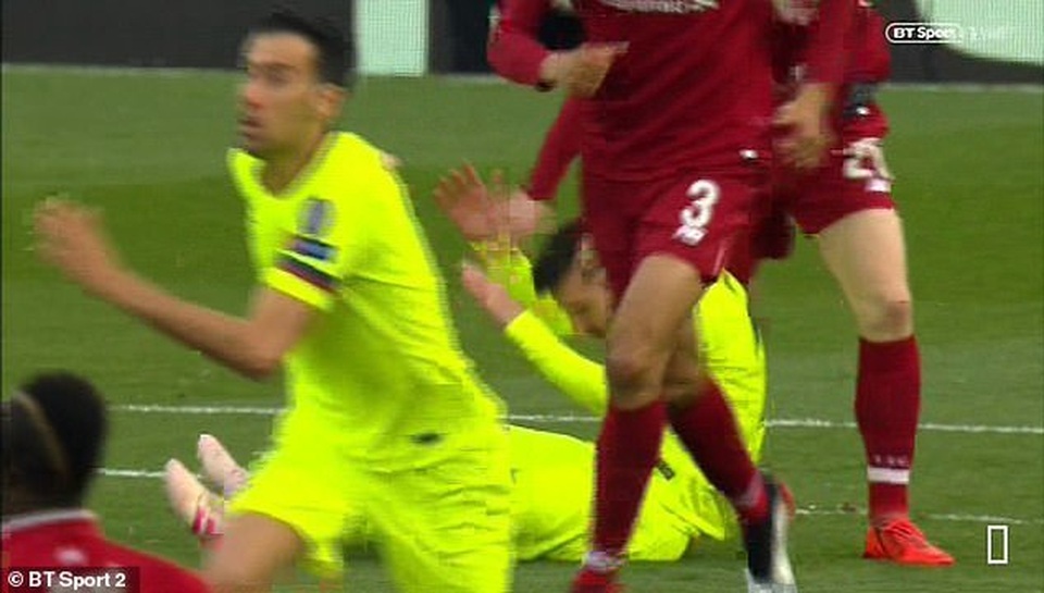 Messi tức giận khi bị hậu vệ Liverpool chơi xấu - 3 Messi tức giận khi bị hậu vệ Liverpool chơi xấu - 3