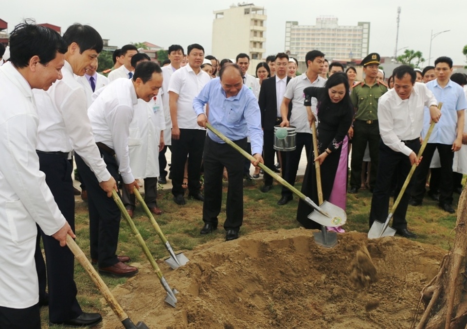 Thủ tướng Chính phủ gắn biển công trình Bệnh viện Ung bướu tỉnh Thanh Hóa - 3 Thủ tướng Chính phủ gắn biển công trình Bệnh viện Ung bướu tỉnh Thanh Hóa - 3