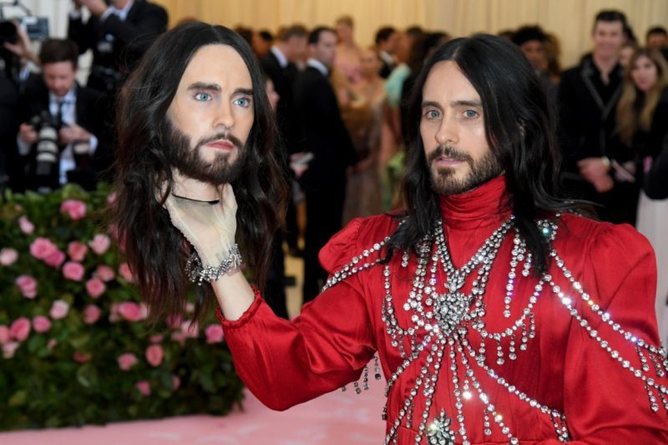 Những món phụ kiện điên rồ trên thảm đỏ Met gala - 3 Những món phụ kiện điên rồ trên thảm đỏ Met gala - 3