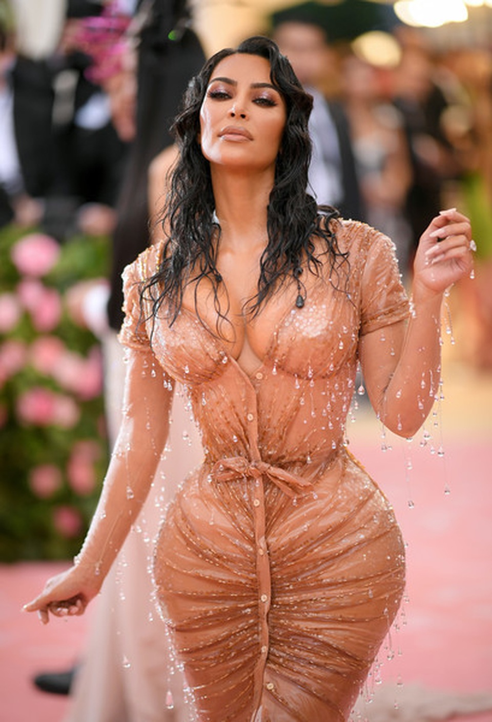 Kim Kardashian thừa nhận không thể ngồi vì váy bó sát - 3 Kim Kardashian thừa nhận không thể ngồi vì váy bó sát - 3