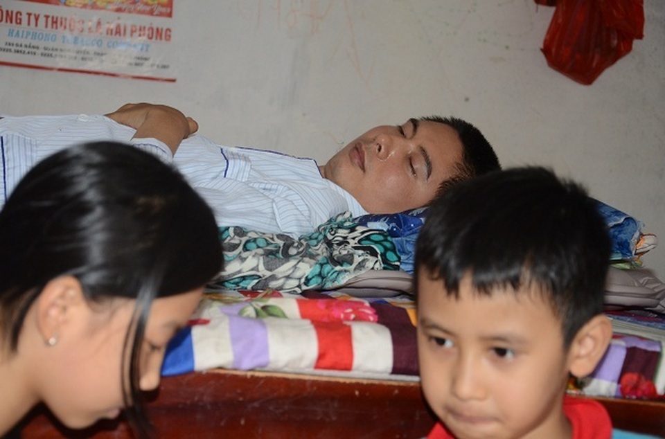 Xót thương nam kĩ sư bị tai nạn liệt giường, hai con thơ dại cầu phép mầu cho bố! - 4 Xót thương nam kĩ sư bị tai nạn liệt giường, hai con thơ dại cầu phép mầu cho bố! - 4
