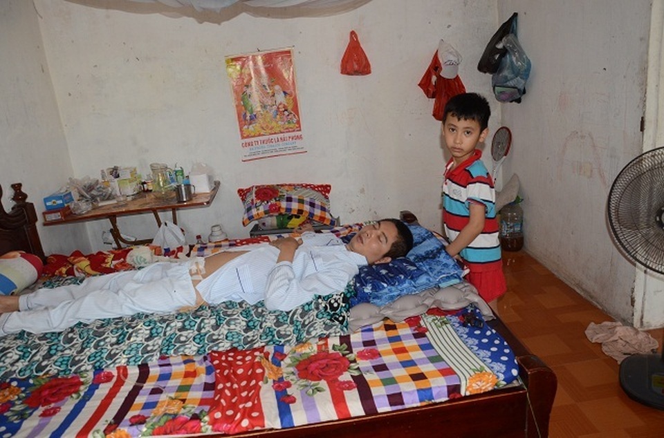 Xót thương nam kĩ sư bị tai nạn liệt giường, hai con thơ dại cầu phép mầu cho bố! - 5 Xót thương nam kĩ sư bị tai nạn liệt giường, hai con thơ dại cầu phép mầu cho bố! - 5