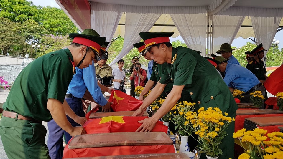 Đón 43 hài cốt liệt sĩ hy sinh tại Lào về quê hương - 5 Đón 43 hài cốt liệt sĩ hy sinh tại Lào về quê hương - 5