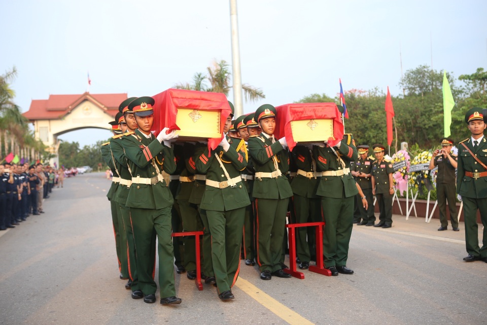 Đón 43 hài cốt liệt sĩ hy sinh tại Lào về quê hương - 6 Đón 43 hài cốt liệt sĩ hy sinh tại Lào về quê hương - 6