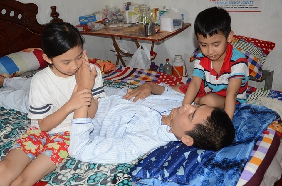 Xót thương nam kĩ sư bị tai nạn liệt giường, hai con thơ dại cầu phép mầu cho bố! - 8 Xót thương nam kĩ sư bị tai nạn liệt giường, hai con thơ dại cầu phép mầu cho bố! - 8