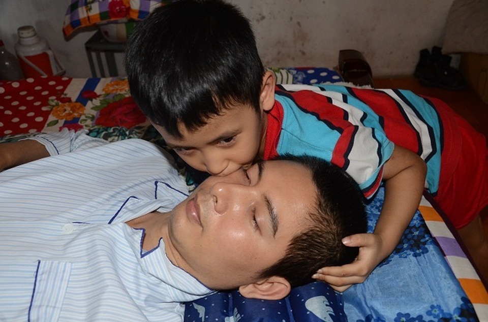 Xót thương nam kĩ sư bị tai nạn liệt giường, hai con thơ dại cầu phép mầu cho bố! - 11 Xót thương nam kĩ sư bị tai nạn liệt giường, hai con thơ dại cầu phép mầu cho bố! - 11