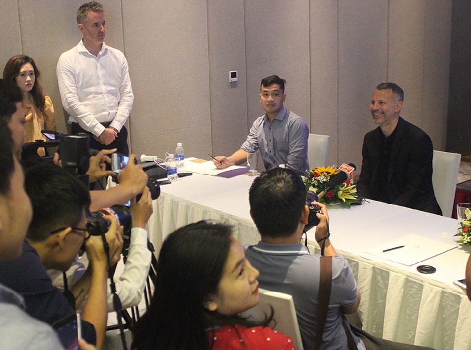 Cựu danh thủ Ryan Giggs giao lưu với người hâm mộ Hà Tĩnh - 1 Cựu danh thủ Ryan Giggs giao lưu với người hâm mộ Hà Tĩnh - 1