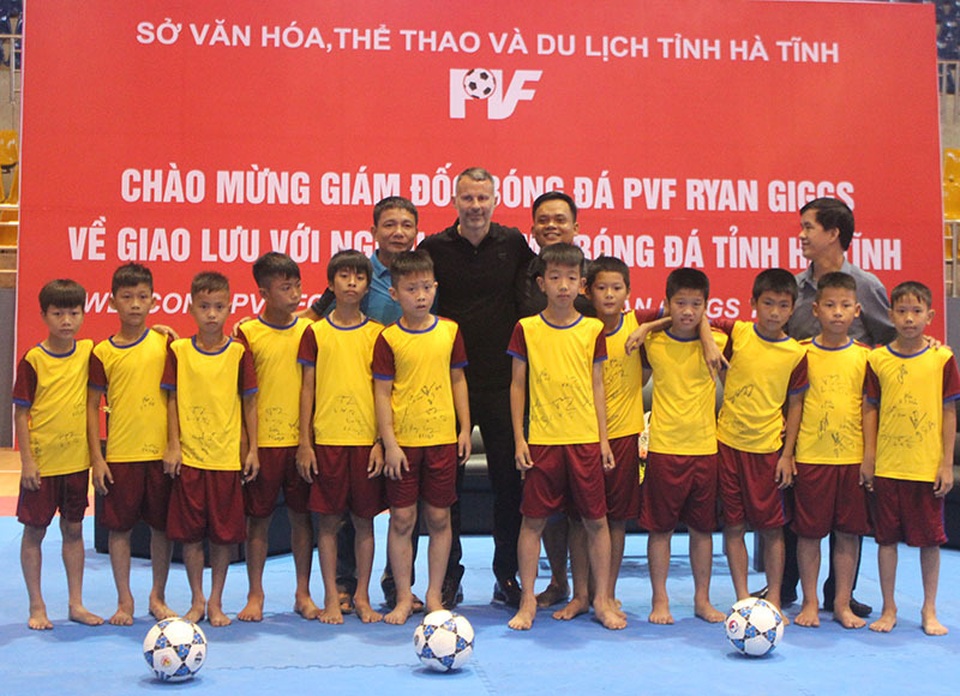 Cựu danh thủ Ryan Giggs giao lưu với người hâm mộ Hà Tĩnh - 3 Cựu danh thủ Ryan Giggs giao lưu với người hâm mộ Hà Tĩnh - 3