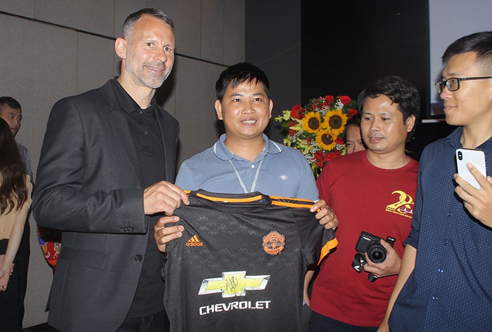 Cựu danh thủ Ryan Giggs giao lưu với người hâm mộ Hà Tĩnh - 12 Cựu danh thủ Ryan Giggs giao lưu với người hâm mộ Hà Tĩnh - 12