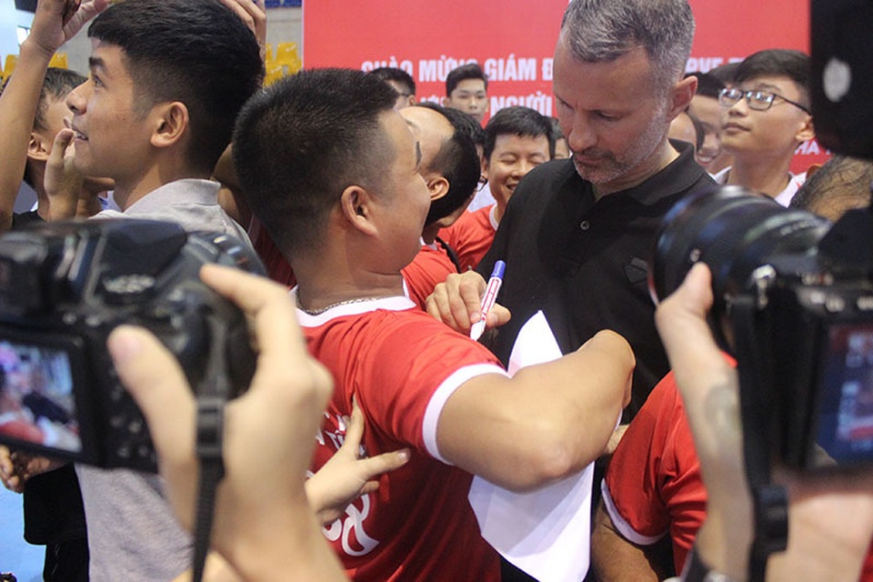 Cựu danh thủ Ryan Giggs giao lưu với người hâm mộ Hà Tĩnh - 15 Cựu danh thủ Ryan Giggs giao lưu với người hâm mộ Hà Tĩnh - 15