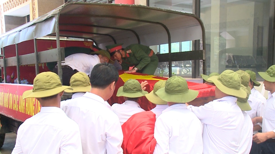 Đón 43 hài cốt liệt sĩ hy sinh tại Lào về quê hương - 1 Đón 43 hài cốt liệt sĩ hy sinh tại Lào về quê hương - 1