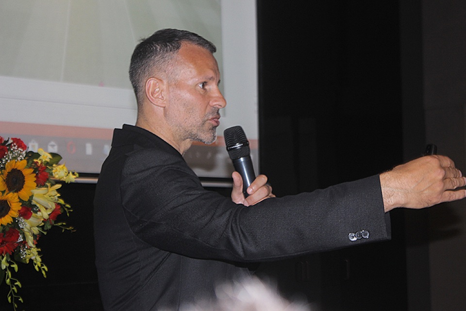 Cựu danh thủ Ryan Giggs giao lưu với người hâm mộ Hà Tĩnh - 4 Cựu danh thủ Ryan Giggs giao lưu với người hâm mộ Hà Tĩnh - 4