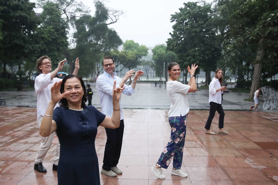 Công chúa Thụy Điển tập thể dục cùng người dân Hà Nội ở Hồ Gươm - 3 Công chúa Thụy Điển tập thể dục cùng người dân Hà Nội ở Hồ Gươm - 3