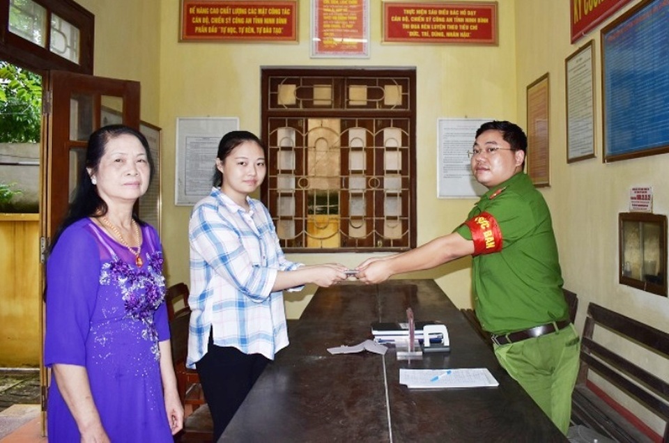 Cụ bà 68 tuổi đem 16 triệu đồng đến nhờ công an trả người đánh mất - 1 Cụ bà 68 tuổi đem 16 triệu đồng đến nhờ công an trả người đánh mất - 1