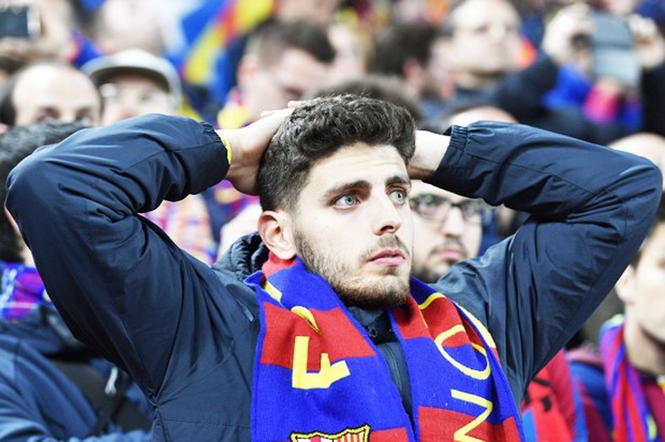 CĐV Barcelona khóc như mưa sau thất bại khó tin trước Liverpool - 7