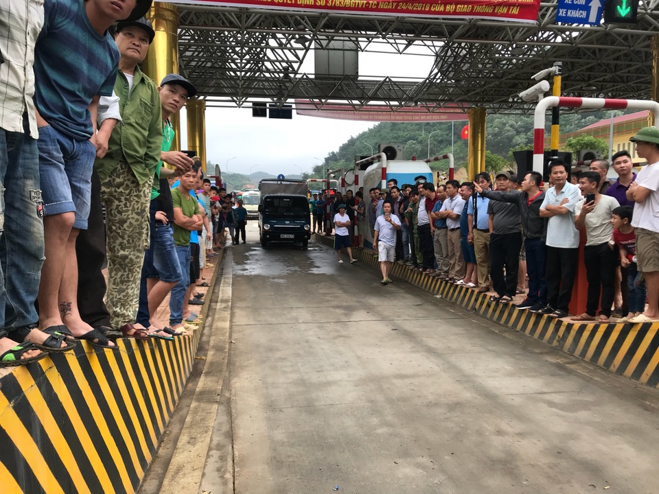 Hỗn loạn ở trạm BOT Hòa Lạc - Hòa Bình, ùn tắc kéo dài nhiều km - 11 Hỗn loạn ở trạm BOT Hòa Lạc - Hòa Bình, ùn tắc kéo dài nhiều km - 11