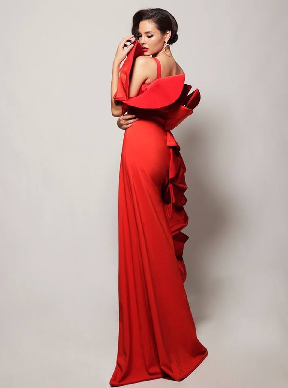 Vẻ đẹp rực rỡ và gợi cảm của Hoa hậu Hoàn vũ Catriona Gray - 19 Vẻ đẹp rực rỡ và gợi cảm của Hoa hậu Hoàn vũ Catriona Gray - 19
