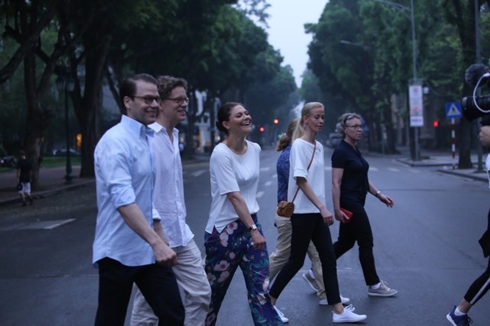 Công chúa Thụy Điển tập thể dục cùng người dân Hà Nội ở Hồ Gươm - 10 Công chúa Thụy Điển tập thể dục cùng người dân Hà Nội ở Hồ Gươm - 10