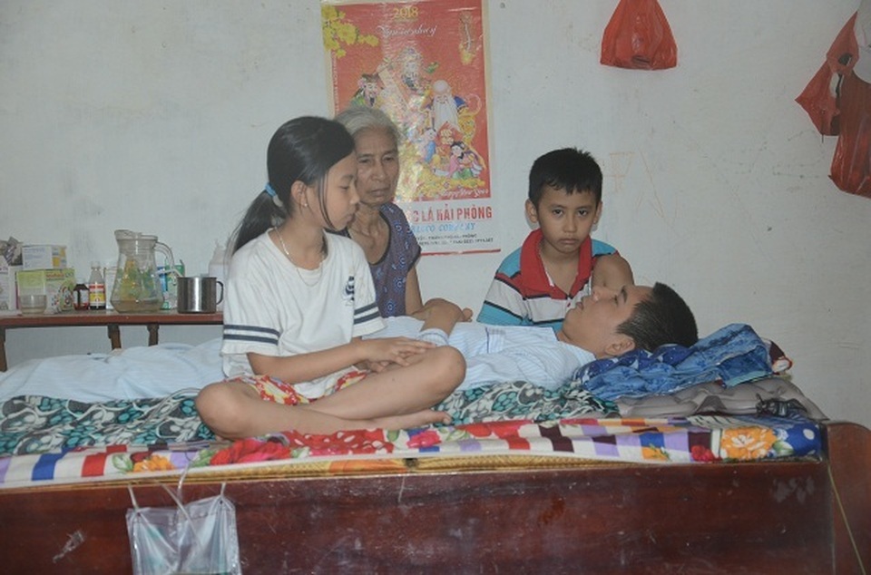 Xót thương nam kĩ sư bị tai nạn liệt giường, hai con thơ dại cầu phép mầu cho bố! - 7 Xót thương nam kĩ sư bị tai nạn liệt giường, hai con thơ dại cầu phép mầu cho bố! - 7
